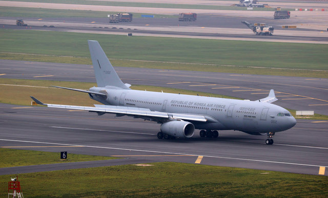 아프간 현지인 조력자 및 가족들이 탑승한 공군 다목적 공중급유수송기 KC-330이 26일 오후 인천국제공항 제1여객터미널에 도착하고 있다. 2021.08.26. [인천공항=뉴시스]