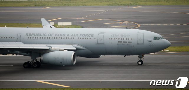 아프가니스탄에서 우리 정부가 추진한 사업을 도왔던 현지인 협력자와 가족 등 378명이 탑승한 공군 다목적 공중급유 수송기 KC-330 ‘시그너스’가 26일 오후 인천국제공항 활주로에 착륙하고 있다. 2021.8.26/뉴스1 © News1