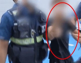 지난 24일 특수절도 혐의로 현장에서 검거된 10대 청소년 4명 중 1명이 취재진 카메라를 향해 손가락 욕을 하고 있다. MBC 방송화면 캡처
