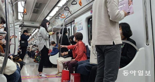 대전도시철도의 전동차 내 안내방송이 명소를 알리고 도시 품격을 높일수 있는 내용으로 바뀌어야 한다는 지적이 나온다. 이기진 기자 doyoce@donga.com