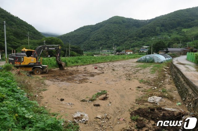 제12호 태풍 오마이스가 쏟아부은 물폭탄에 경북 포항시 북구 죽장면 농경지가 토사로 뒤덮혀 있다.2021.8.27/© 뉴스1