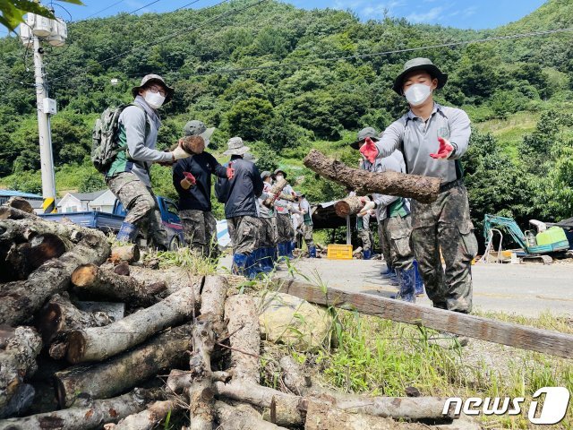 육군 제50보병사단 장병들이 26일 제12호 태풍 오마이스 피해지역인 경북 포항시 북구 죽장면에서 사흘째 복구 작업에 구슬땀을 흘리고 있다. (육군 50사단제공)2021.8.26/뉴스1 © News1