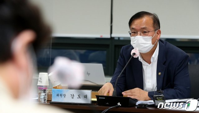 강도태 건강보험정책심의위원장(보건복지부 제2차관)이 26일 2021년 제19차 건강보험정책심의위원회에서 모두발언을 하고 있다. (제공=보건복지부)