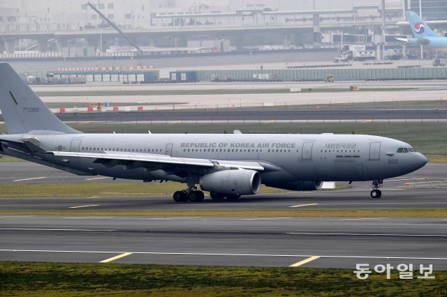 아프가니스탄 현지 조력자와 가족들을 태운 한국 공군 수송기가 26일 인천국제공항에 착륙하고 있다. 영종도=홍진환 기자