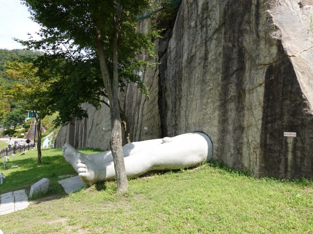 포천아트밸리 조각공원 내 조각품. ‘바람의 소리를 듣다’라는 이 작품은 바위와 사람이 하나된 형상이다.