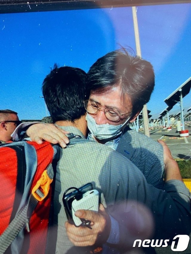 김일응 주아프가니스탄 공사참사관(오른쪽)이 25일(현지시간) 아프가니스탄 카불 공항에서 현지 대사관에서 근무했던 아프간인을 다시 만나 포옹하고 있다. (외교부 제공) 2021.8.25/뉴스1