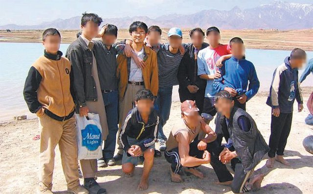 최근 입국한 아프간인 특별기여자 통역봉사를 지원한 구모 씨(뒷줄 왼쪽에서 네 번째)가 2003년 아프간에서 NGO 활동을 하던 당시 바미안주 반디아미르 호수 인근에서 자신이 가르치던 학생들과 소풍을 나와 찍은 사진. 독자 제공