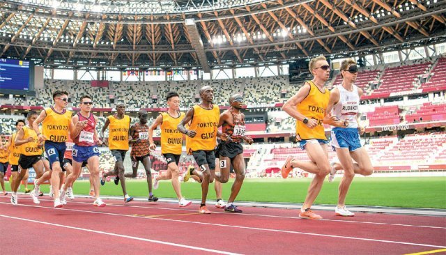 끈으로 이어진 끈끈한 동료애 27일 열린 2020 도쿄 패럴림픽(장애인 올림픽) 남자 육상 5000m T11(전맹) 참가 선수들이 가이드러너와 함께 도쿄 국립경기장 트랙을 달리고 있다. 선수와 가이드러너는 서로를 끈으로 묶은 상태에서 달리며 0.5m 이상 거리가 벌어지거나 가이드러너가 선수보다 앞서 뛰면 실격 처리된다. 도쿄패럴림픽조직위원회 제공