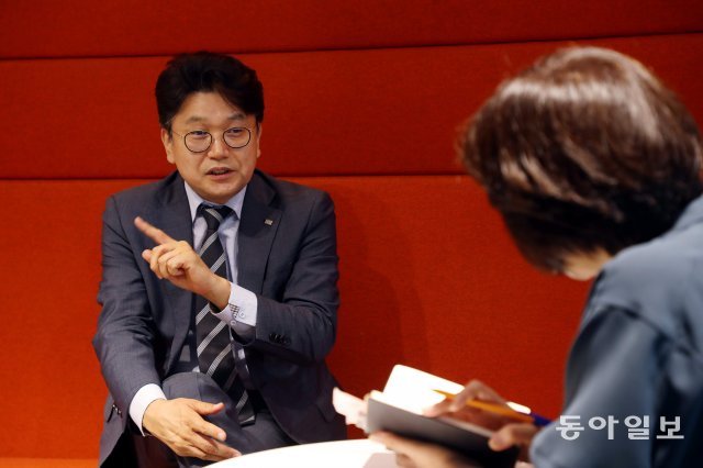 김대표는 한국인의 노후자산이 부동산에만 쏠려 있어 위험하다고 지적한다. 그는 투자에서는 분산과 장기투자, 인내가 핵심이라고 말한다.  이훈구 기자 ufo@donga.com