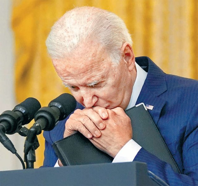 26일(현지 시간) 조 바이든 미국 대통령이 백악관에서 열린 아프가니스탄 카불 공항 폭탄테러 관련 대국민 연설 중 손을 모은 채 잠시 발언을 멈추고 있다. 그는 희생된 미군 유가족을 위로하는 과정에서 목이 메기도 했다. 워싱턴=AP 뉴시스