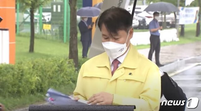 27일 오후 충북 진천 국가공무원인재개발원에서 브리핑을 하고 있는 강성국 법무부차관 뒤로 법무부 직원이 우산을 받치고 있다.(KTV 유튜브 화면 갈무리) © 뉴스1