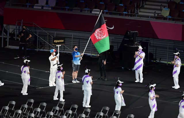 2020 도쿄 패럴림픽 개회식에 선수 없이 자원봉사자와 입장한 아프가니스탄 국기. 도쿄=패럴림픽공동사진취재단