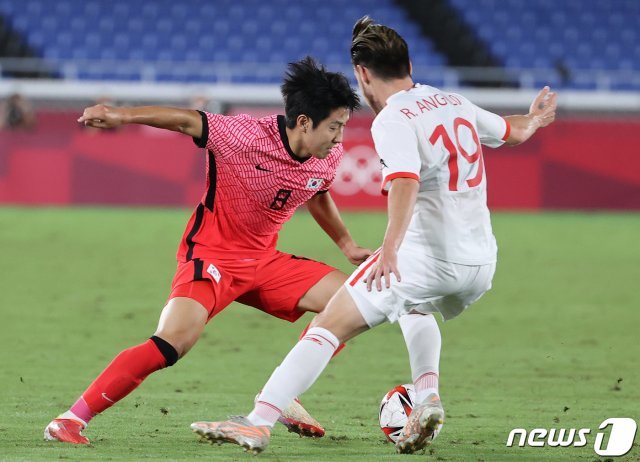 대한민국 이강인이 31일 오후 일본 요코하마 국제경기장에서 열린 ‘2020 도쿄올림픽’ 대한민국과 멕시코의 8강 축구경기에서 볼다툼을 하고 있다. 2021.7.31/뉴스1 © News1 이재명 기자