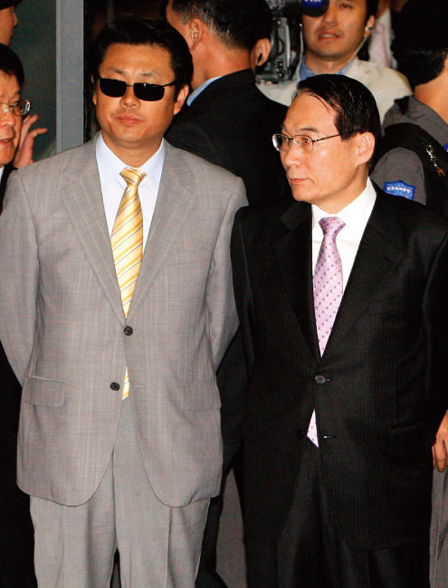2006년 아프가니스탄 샘물교회 사건 협상에 나선 김만복 당시 국정원장(오른쪽)과 한국 협상 대표. [동아DB]