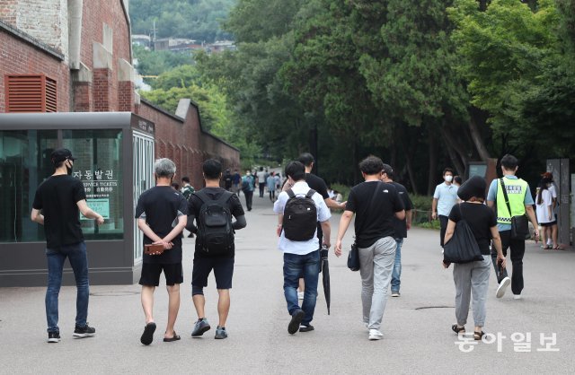 29일 서울 서대문구 독립문공원에서 검은 옷과 검은 마스크를 착용한 자영업자들이 소상공인의 어려운 상황을 알리기 위해 ‘자영업자 한마음 한걸음 걷기’ 를 진행했다. 자영업자들이 공원주변 걷기를 시작하고 있다.