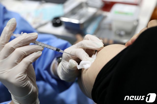 27일 오전 서울 은평구 은평다목적체육관에 마련된 신종 코로나바이러스 감염증(코로나19) 예방접종센터에서 백신접종이 진행되고 있다. 2021.8.27/뉴스1 © News1