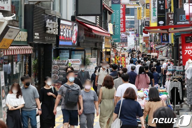 지난 22일 서울 중구 명동 거리가 주말을 맞아 외출을 나선 시민들로 붐비고 있다. 2021.8.22/뉴스1 © News1