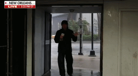 허리케인이 상륙한 미국 루이지애나주의 뉴올리언스에서 소식을 전달하고 있는 취재원의 모습. 폭스 뉴스 캡처
