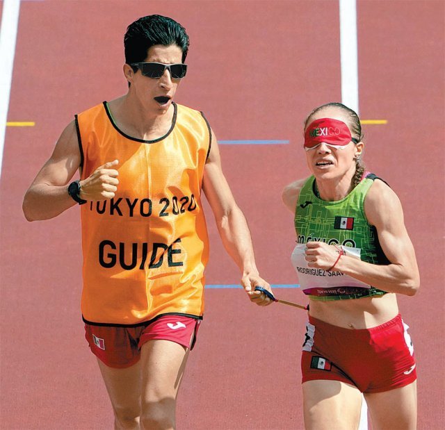 멕시코 육상 대표 모니카 로드리게스(32·오른쪽)가 30일 일본 도쿄 국립경기장에서 열린 2020 도쿄 패럴림픽(장애인올림픽) 육상 여자 1500m T11 결선에서 ‘가이드 러너’ 케빈 아길라르와 함께 결승선을 통과하고 있다. 로드리게스는 이 종목 세계 최고 기록인 4분37초40으로 우승을 차지했다. 도쿄=AP 뉴시스·패럴림픽사진공동취재단