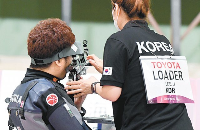 한국 사격 대표 이지석(왼쪽)과 ‘사격 로더’인 아내 박경순 씨. 도쿄=AP 뉴시스·패럴림픽사진공동취재단