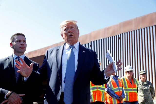 2019년 9월 캘리포니아 주의 미국-멕시코 국경 장벽 건설 현장을 방문한 도널드 트럼프 당시 대통령. 그는 재임 기간 중 수차례 현장을 방문해 독려했지만 구체적인 건설 데드라인을 제시하지는 않았다. NBC뉴스