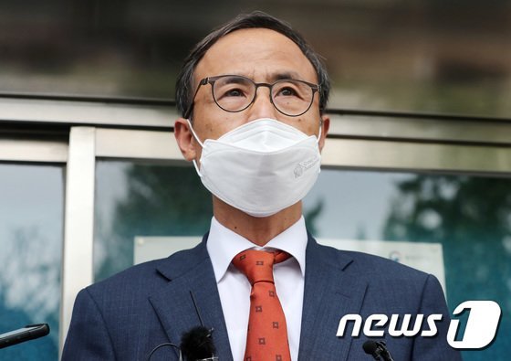 조희연 서울시 교육감 변호인인 이재화 변호사가 31일 오전 경기도 과천시 정부과천청사 앞에서 기자회견을 하고 있다. 2021.8.31/뉴스1 © News1