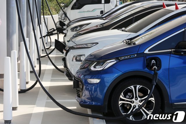 경부고속도로 안성휴게소 전기차 충전소가 전기차들로 가득 차 있다. 2021.4.19/뉴스1 © News1