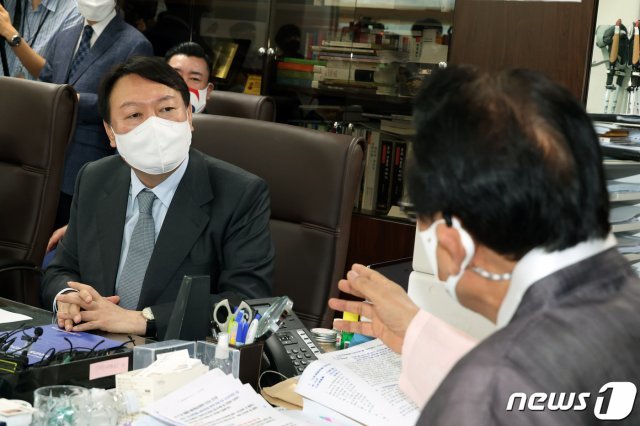 윤석열 국민의힘 대선 예비후보가 1일 서울 용산구 임정로 대한노인회를 방문해 김호일 회장과 대화하고 있다. 2021.9.1/뉴스1 © News1 국회사진취재단