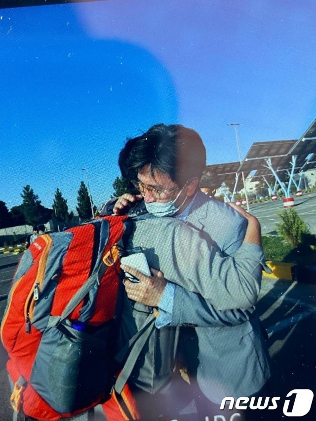지난달 24일 위험을 무릅쓰고 다시 아프가니스탄 카불로 들어간 김일응 주아프가니스탄 공사참사관이 자신을 애타게 기다리던 아프간 조력자와 만나 눈물의 포옹을 하고 있다. (외교부 제공) © News1