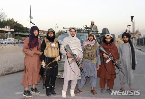 경비 중 사진 포즈 취한 탈레반 병사들.