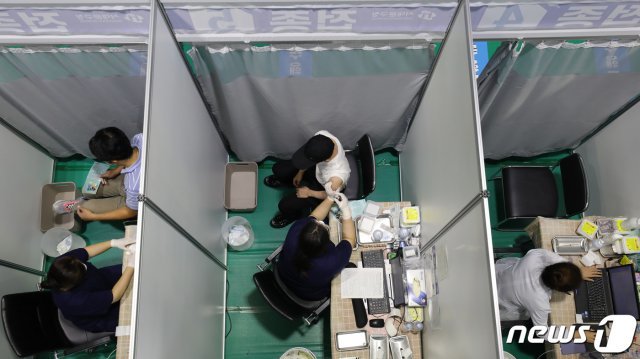 국내 코로나19 백신 1차 접종률이 56.5%를 넘어선 31일 서울 서대문구 백신접종센터를 찾은 시민들이 화이자 백신을 접종하고 있다. 2021.8.31/뉴스1 © News1