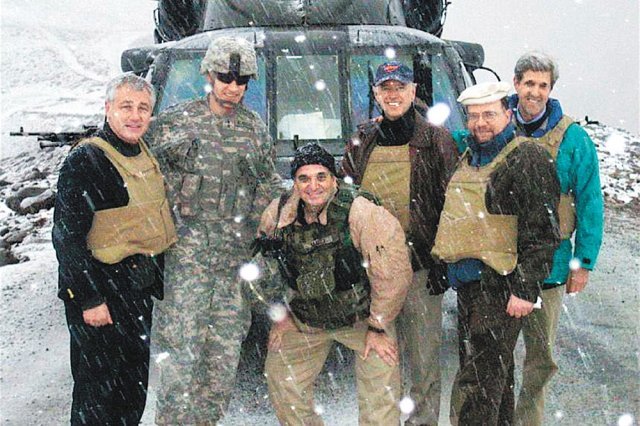 조난 당시 바이든 조 바이든 미국 대통령(오른쪽에서 세 번째)이 2008년 2월 아프가니스탄 방문 당시 탔던 헬기가 
비상 착륙했다가 구조된 뒤 척 헤이글(왼쪽), 존 케리(오른쪽) 의원 등과 함께 찍은 기념사진. 당시 미군 통역사로 근무했던 
모하메드(사진에는 없음)는 구조 작업에 참여했다. 사진 출처 월스트리트저널