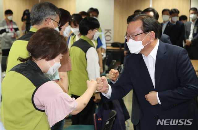 보건의료노동조합이 예고한 총파업이 하루 앞으로 다가온 1일 김부겸 총리가 서울 영등포구 의료기관평가인증원에서 열린 보건복지부와 보건의료노조 제13차 노정 실무교섭 현장을 방문해 참석자들과 인사를 나누고 있다. 뉴시스