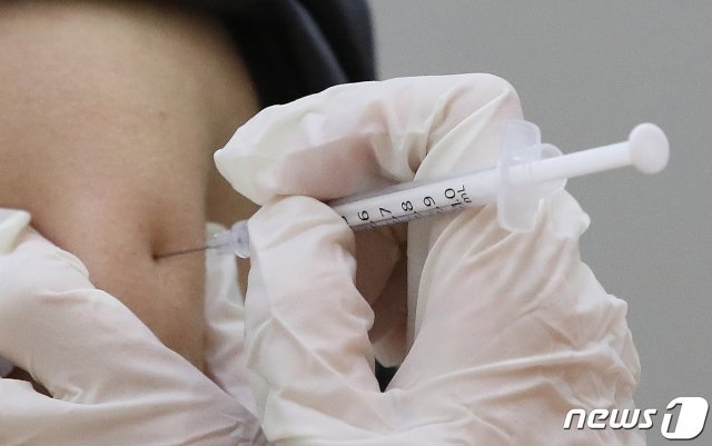 30일 오후 서울 중구 예방접종센터에서 한 시민이 신종 코로나바이러스 감염증(코로나19) 백신 접종을 받고 있다. 2021.8.30/뉴스1 © News1