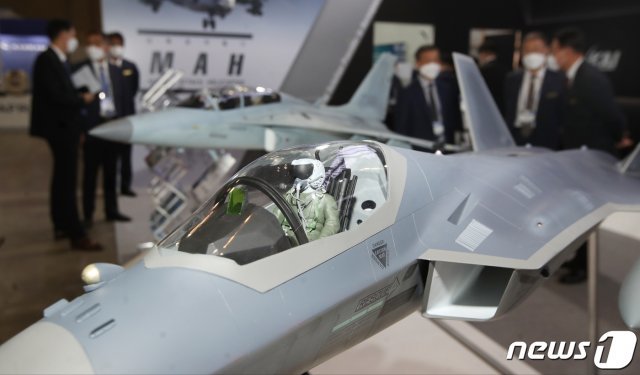 지난 6월 부산 벡스코에서 열린 ‘2021 부산국제조선해양대제전’ 내 한국항공우주산업(KAI) 부스에 전시된 KF-21 ‘보라매’ 전투기 모형. 2021.6.9/뉴스1 © News1