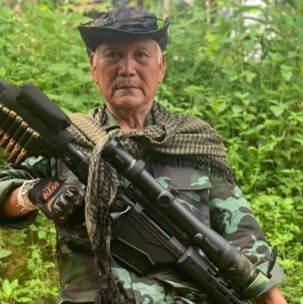 만 조니(80) 전 에야와디 수석장관이 미얀마 군부에 저항해 군복을 입고 소총을 들었다. 그는 미얀마 국민을 배신할 수 없다며 군사 정권에 끝까지 저항하겠다고 밝혔다. (사진 출처=미얀마 나우) [서울=뉴시스]