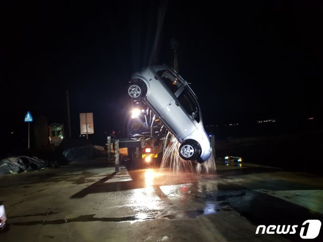 1일 오후 6시21분쯤 경남 고성군 동해면 외산리 앞바다에서 마티즈가 추락했다. 사진은 이날 오후 7시43분쯤 크레인을 통해 육상으로 인양된 마티즈 모습. (통영해경 제공) © 뉴스1