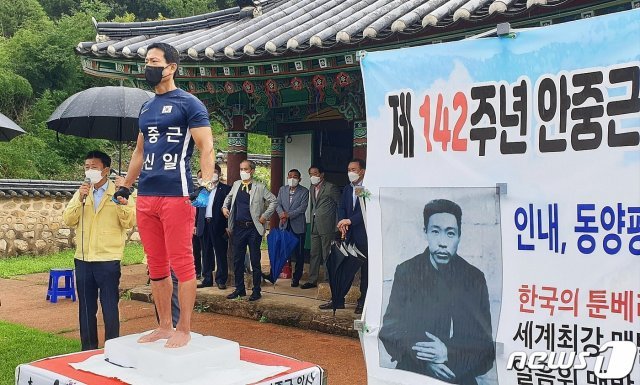 2일 ‘맨발의 사나이’ 조승환이 안중근 의사 탄신일을 기념 ‘얼음 위 오래 서 있기’ 세계신기록 도전에 성공하고 있다.(독자제공)2021.9.2/© 뉴스1