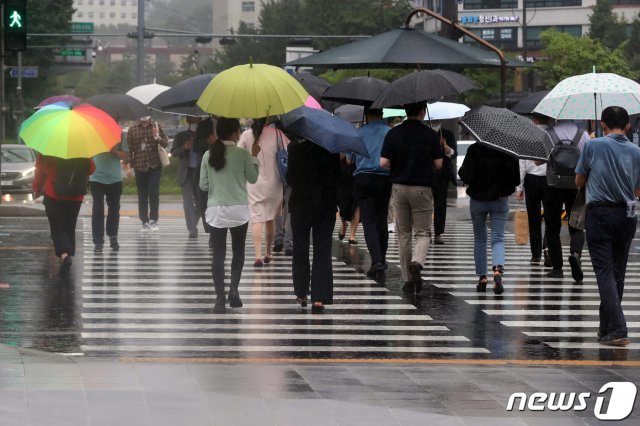 전국적으로 가을비가 내린 31일 오후 서울 세종대로 사거리에서 우산을 쓴 시민들이 발걸음을 재촉하고 있다. 기상청은 이날 오전 11시 서울 전역에 호우예비특보를 발표했다. 2021.8.31/뉴스1 (서울=뉴스1)