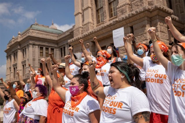 “우리 몸에 대한 금지를 풀어라” 낙태제한법 항의 1일부터 미국 텍사스주에서 시행된 낙태제한법에 반대하는 여성들이 이날 텍사스주 오스틴 주의회 앞에 모였다. 여성들은 ‘우리 몸에 
대한 금지를 풀어라(Bans off our bodies)’라는 문구가 적힌 티셔츠를 입고 낙태제한법 시행에 항의하는 시위를 
벌였다. 오스틴=AP 뉴시스