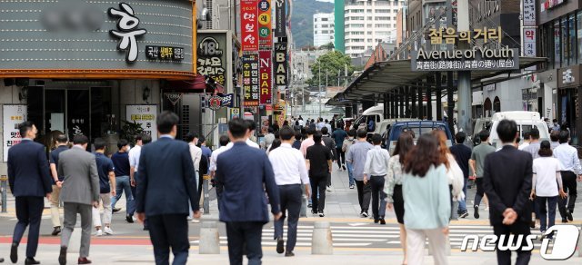 서울 도심에서 직장인들이 점심식사를 위해 이동하고 있다./뉴스1 © News1