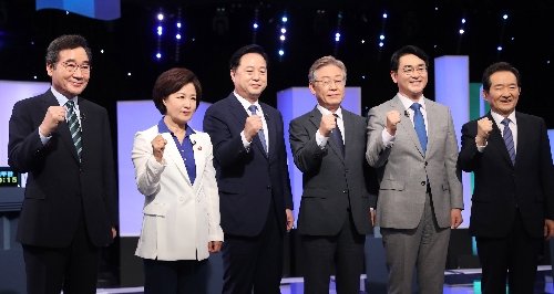 더불어민주당 대선 주자들이 지난달 11일 서울 여의도 KBS에서 열린 본경선 TV토론에 앞서 기념촬영을 하고 있다. 왼쪽부터 이낙연 전 대표, 추미애 전 법무부 장관, 김두관 의원, 이재명 경기도지사, 박용진 의원, 정세균 전 국무총리. 사진공동취재단