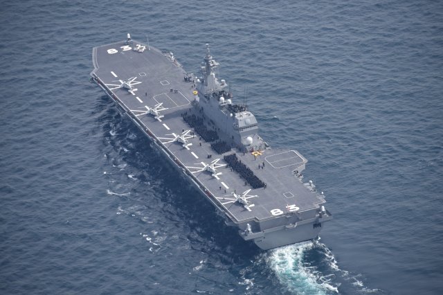 일본 해상자위대의 호위함인 ‘이즈모’가 헬기를 탑재하고 항해훈련을 하고 있다. 일본은 이즈모의 또 다른 동급의 가가 등 2척의 함정을 경항모로 개조하는 작업을 진행중이다. 일본 방위성 홈페이지