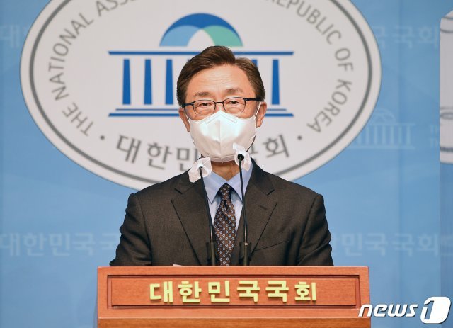 국민의힘 대선 예비후보인 최재형 전 감사원장이 3일 국회 소통관에서 검찰의 청부 고발 의혹에 대한 입장문을 발표하고 있다. 2021.9.3/뉴스1 © News1