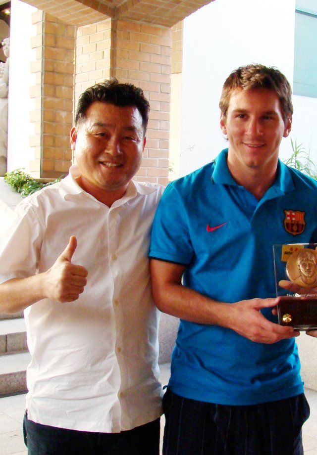 이재형 씨(왼쪽)가 세계적인 축구스타 리오넬 메시와 찍은 모습. 2010년 FC 바르셀로나 한국 방문 때 찍었다. 이재형 씨 제공.