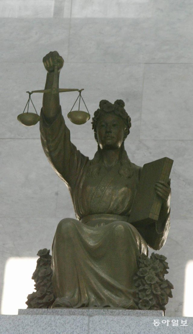 정의와 균형을 상징하는 저울과, 법전을 들고 있는 정의의 여신상. 동아일보 DB