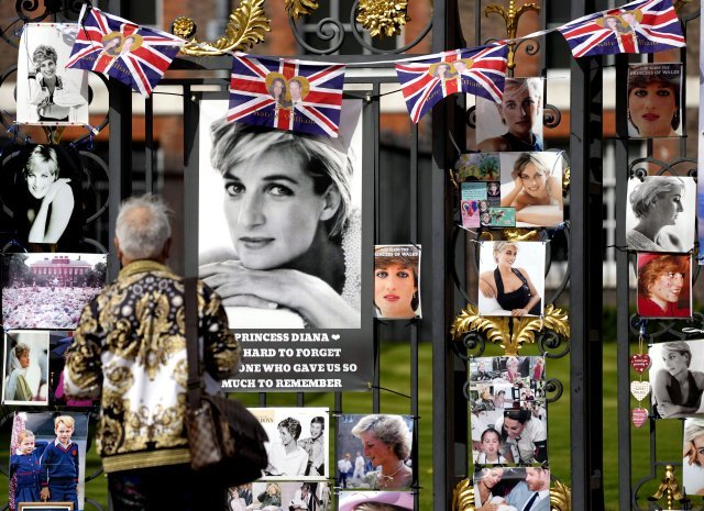 다이애나 왕세자비(1961~1997)의 사망 24주기를 맞아 추모 이미지 붙어있는 31일(현지시간) 영국 런던 켄싱턴궁 정문 앞입니다. 다이애나비가 살았던 이 궁 앞에는 꽃다발과 사진,포스터가 항상 붙어 있습니다. 다이애나는 귀족신분이었지만 고등학교를 중퇴한 뒤, 유치원 보모로 살다가 제 1왕위계승자였던 챨스 황태자의 부인이 됐습니다. 당시 화려한 결혼식은 많은 나라들이 생중계 할 만큼 세계적인 인기를 누렸습니다. 1996년 이혼 후 1997년 파리에서 교통사고로 짧은 삶을 살았지만, 독립적이고 자존심이 강했던 그녀에 대한 그리움은 계속되고 있습니다. 런던=AP/뉴시스