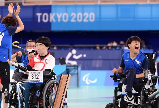결승전에서 패한 뒤 아쉬워하는 다카하시 가즈키(왼쪽)와 금메달 획득에 기뻐하는 정호원(오른쪽). 도쿄=패럴림픽사진공동취재단