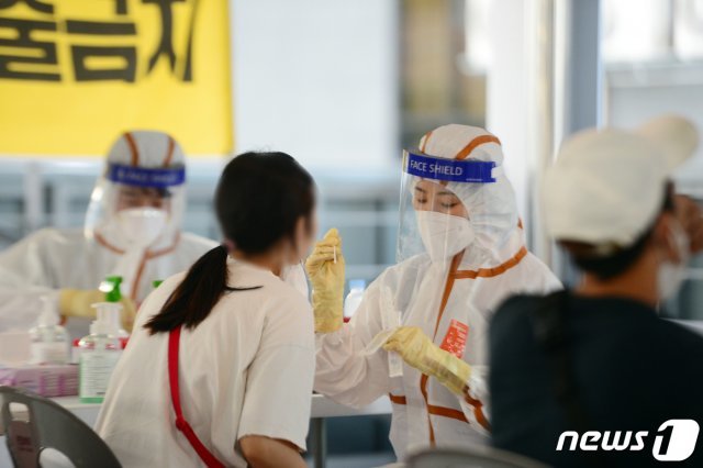 3일 오후 광주 광산구 하남주차타워에 설치된 이동식 선별진료소에서 시민들이 검체 채취를 받고 있다. 광주시는 외국인을 중심으로 신종 코로나바이러스 감염증(코로나19) 지역감염이 확산하자 이날부터 오는 10일까지 이곳에서 진단검사를 진행할 계획이다. 2021.9.3/뉴스1 © News1