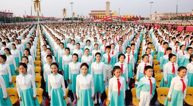 7월 1일 중국공산당 창당 100주년 기념식에 참석한 중국 학생들. [GETTYIMAGES]